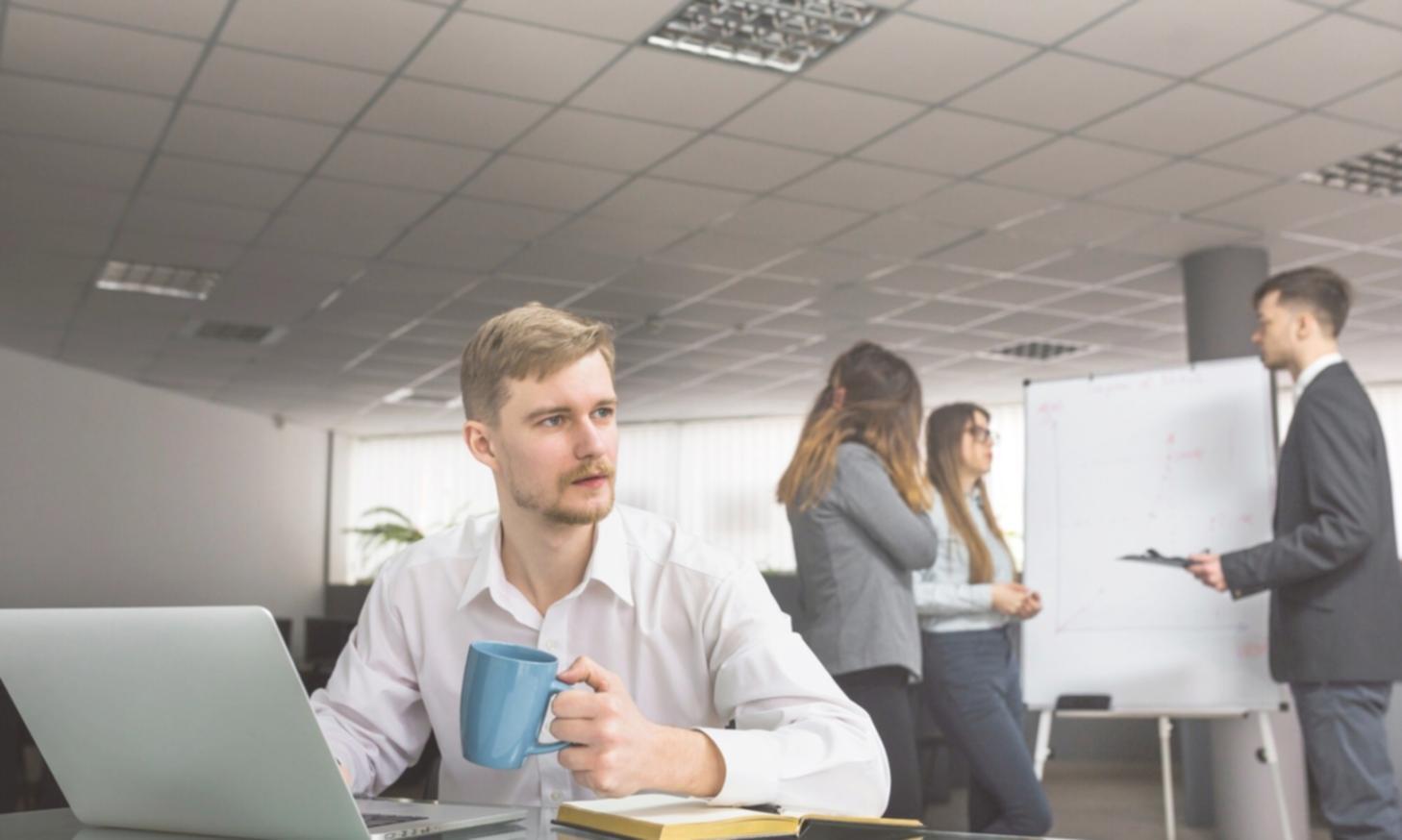 Persona reflexionando sobre conceptos financieros en un entorno tranquilo